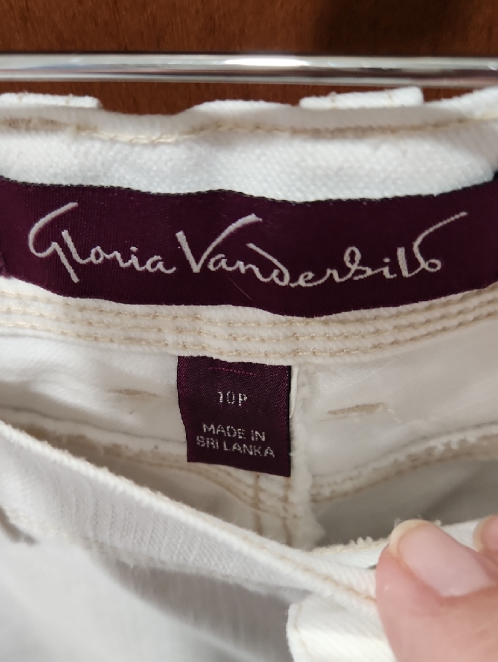 Gloria Vanderbilt White Embroidered Capri Jeans - Picture 2 of 11